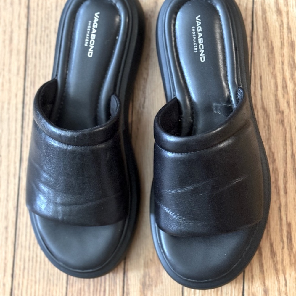 Vagabond Blenda black leather slides, sized 10.